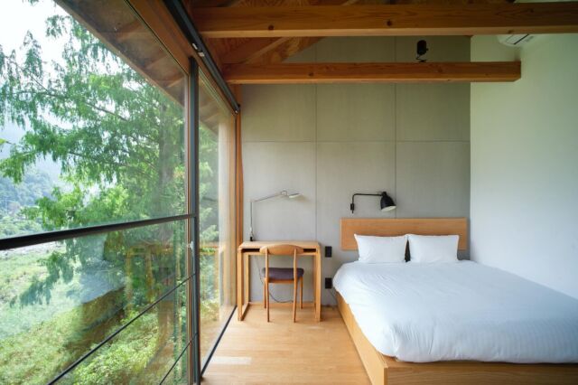 WEEK神山では、おひとりさまからグループまで多様なニーズにお応えする全5タイプ8部屋をご用意。
居心地の良さを追求し、木目と白を基調にしたシンプルなお部屋に。全てのお部屋から鮎喰川が一望でき、神山町の風景をお楽しみいただけます。
是非ゆっくりとおくつろぎください。