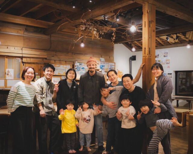 【スタッフ募集のお知らせ】
WEEK神山では一緒にホテルの可能性を広げてくれる新たなスタッフを迎え入れたく、求人募集を開始しました。
ありがたいことに、沢山の方に支えながら、今年で開業10周年を迎える事が出来ます。さらに5年後、10年後と先を見据え、これまでにないホテル概念を生み出すことを目指しております。

詳しい業務内容や募集要項につきましては当館HP内の記事にて掲載していますので、そちらをご確認くださいませ。
・WEEK神山で働く2025（求人とインターンの募集）
https://week-kamiyama.jp/news/intern/6318/

正社員、アルバイト等、特に制限ない募集となりますが、長く働いてくれる方を探しています。それぞれの自分らしくを尊重し、人と人としてのお互いのマッチング度を最優先に考えているため、慎重にお話ができればと考えています。
求人に関するカジュアルな質問からどのような質問でも構いませんので、お気軽に電話・DM・HPからのお問い合わせを心待ちにしております。
詳しくお話もできますので、気になる方は是非一度、当館にお越しいただき、宿泊滞在をお楽しみください！