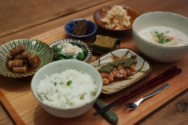 【夕食営業についてのお知らせ】
5月より運営内容を一部変更しまして、ご宿泊のお客様に対しては基本的に毎日夕食の提供ができるよう準備することとなり、またご宿泊以外のお客様にも夕食をお楽しみいただきたく、木曜日と金曜日以外はご予約を承ることとなりました。
※3日前までに要予約、貸切やイベント等でご提供できないこともあります。
※写真の料理につきまして一例となり、その時の旬な食材を使うため、季節によってメニューは変更致します。

【5月以降の食事運営の変更点】
・提供日　　基本的に毎日ご用意　※ご宿泊以外の方は土曜日〜水曜日に限る
・メニュー例　イタリアンコース（月曜日・火曜日）
　　　　　　　和食コース（水曜日〜日曜日）
・時間　　　18:00〜21:00（20:30ラストオーダー）
・料金　　　3,300円／人（ドリンク代別途）

さらに詳しい詳細につきましては当館HP上のお知らせにてご案内しております。
https://week-kamiyama.jp/news/gohan/6524/

スケジュールにつきましても、インスタグラムストーリーのハイライト、もしくはHP上のカレンダーにて毎月ご案内させていただきます。

夕食に関するご質問やご予約は、お電話もしくはHPお問い合わせにて承っておりますので、遠慮なくお申し付けくださいませ。
皆様のお越しを心待ちにしております。