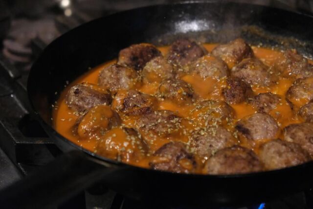 【月、火曜日の夕食について】
5月より運営内容を一部変更しておりますが、月曜日と火曜日の夕食はイタリアンコースでご案内しております。
ご予約は3日前までとなっておりますが、当日空きがあればご案内可能です。
またご宿泊以外の方もご対応させていただいておりますので、是非、ご検討ください！

・メニュー内容　イタリアンコース
・時間　18:00〜21:00（20：30ラストオーダー）
・料金　3,300円／人（ドリンク代別途）

営業スケジュールにつきましては、インスタグラムストーリーのハイライト、もしくはHP上のカレンダーにてご案内しておりますので、ご確認ください。

夕食に関するご質問やご予約はお電話もしくはHPお問い合わせにて承っておりますので、遠慮なくお申し付けください。